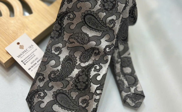 Vì Sao Cà Vạt Lụa Tơ Tằm Tự Nhiên Nâng Tầm Phong Cách Cho Quý Ông Lịch Lãm