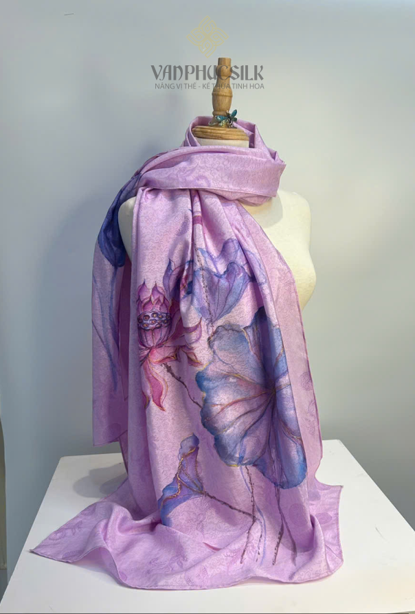 Khăn Choàng Lụa Vân cổ Vẽ hoạ tiết Sen tím